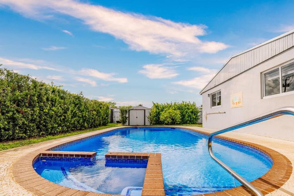 Home With A Pool Close To Beach And Fll Airport Pool Heated October- March Fort Lauderdale Exteriör bild
